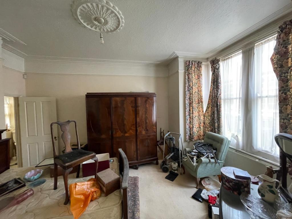 Lot: 37 - FREEHOLD BLOCK TWO LARGE THREE-BEDROOM FLATS - Flat two bedroom
